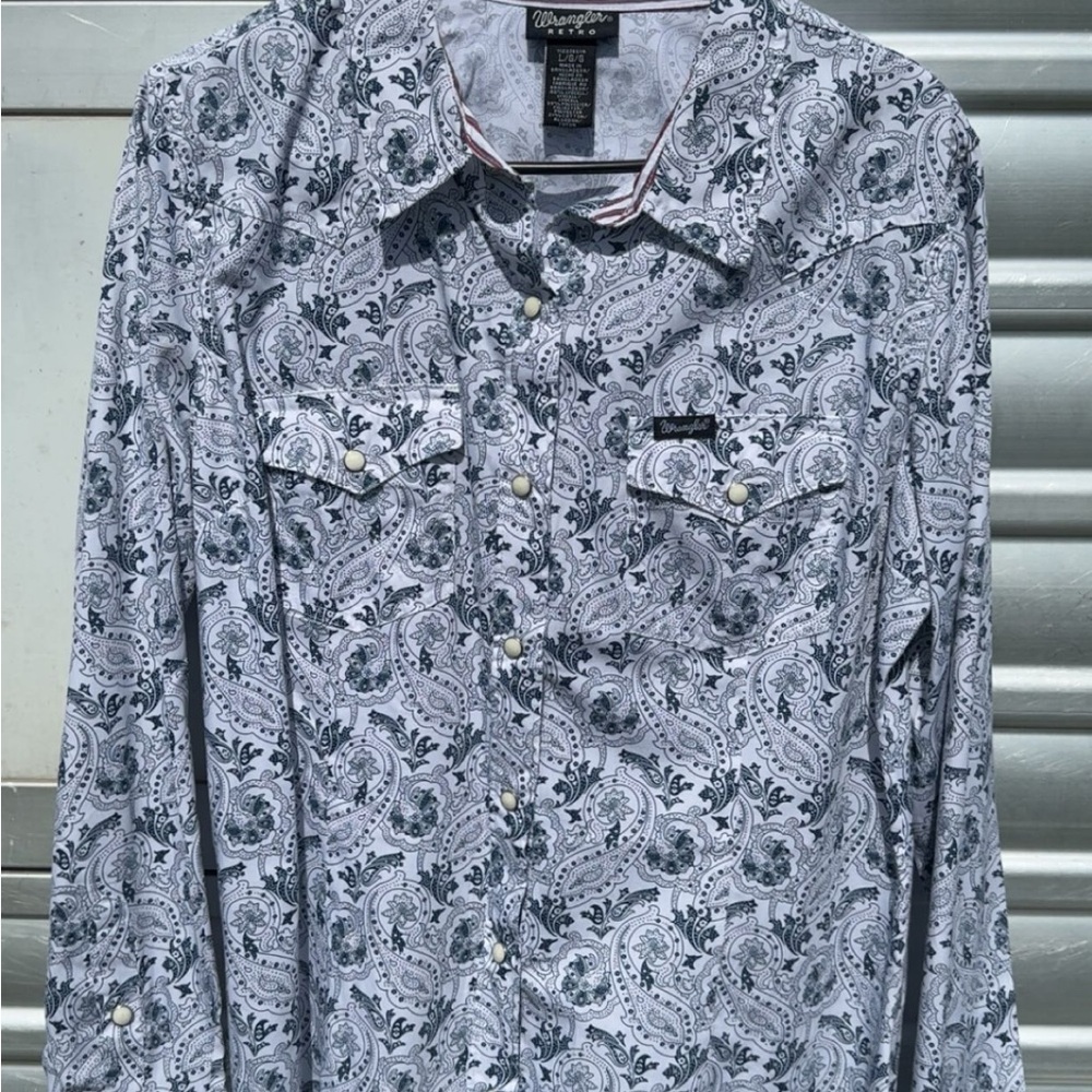 Wrangler women’s Lg paisley shirt